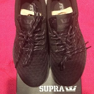 BRAND NEW, FACTORY LACED, SUPRA SIZE 6 BLK SHOES!!